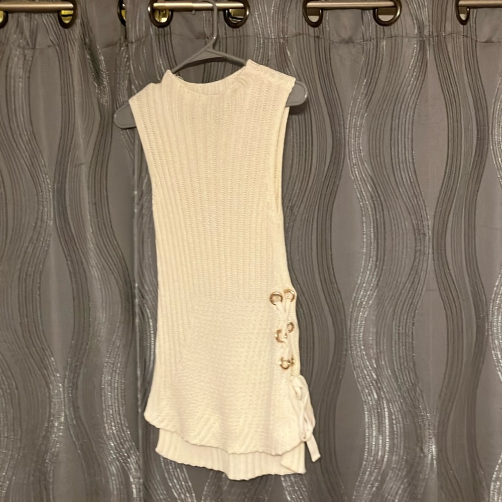 Jennifer Lopez sleeveless cream sweater